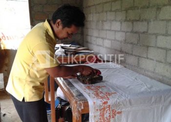 Yusri Hendri Tengah meCaps Motif Batik Tungku Tigo Sajarangan Khas kota Solok