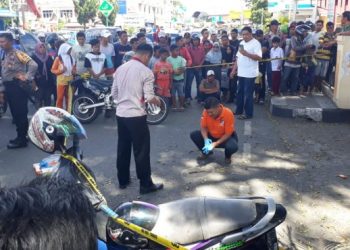 Petugas Mapolres Solok kota melakukan olah TKP perkelahian didepan Kampus UMMY Solok