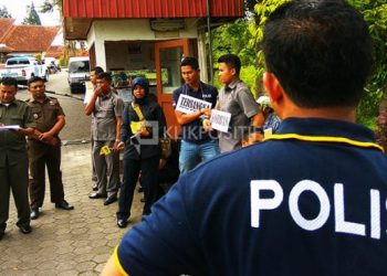 Salah satu adegan dalam rekonstruksi di halaman parkir Hotel Pusako Bukittinggi, Kamis (15/12/2016).