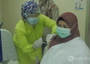 Vaksinasi salah seorang tenaga kesehatan di RSUP M Djamil Padang