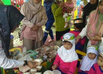 TK Semen Padang menyelenggarakan market day di lingkungan sekolah dengan tema berwirausaha ala Rasulullah SAW