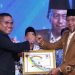 Wakil Bupati Pasaman Barat Risnawanto dalam acara IMTC memberikan penghargaan kepada wartawan pemerhati pendidikan Junir Sikumbang