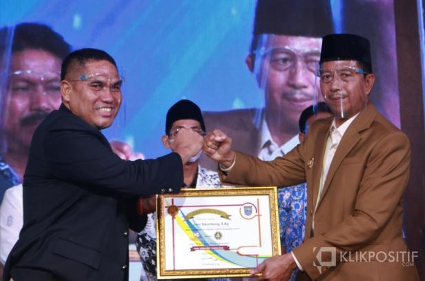 Wakil Bupati Pasaman Barat Risnawanto dalam acara IMTC memberikan penghargaan kepada wartawan pemerhati pendidikan Junir Sikumbang