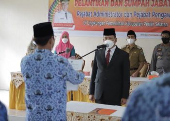 Bupati Pessel, Rusma Yul Anwar saat memimpin sumpah jabatan pejabat administrator dan pengawas di Pessel