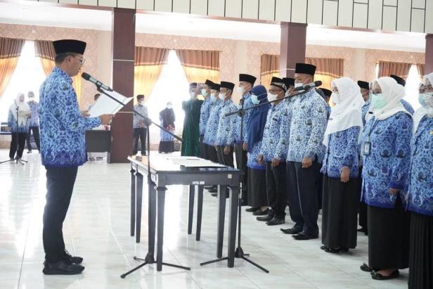 Bupati Solok Selatan Khairunas saat memandu pengambilan sumpah janji PNS