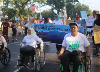 drg Romi bersama kelompok Disabilitas melakukan aksi damai mencari keadilan di Padang