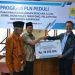 Penyerahan secara simbolis oleh Deputy Manager Hukum & Humas PLN Wilayah Sumbar, Remialis (kanan) kepada Wali Nagari Guguak Malalo, Mulyadi (kiri)