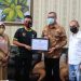 Wali Kota Payakumbuh Riza Falepi menyerahkan bantuan kepada perwakilan atlet asal Kota Payakumbuh sebelum berangkat PON XX di Papua