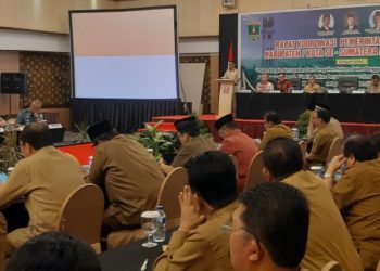 Gubernur Irwan Prayitno saat mmeberikan pemaparan dalam rapat koordinasi antara Pemprov Sumbar dan Kabupaten/kota di Hotel Pangeran Beach, Senin (19/8)