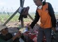 Personel BPBD Pessel membagikan masker kepada warga.