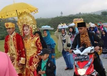 Prosesi maarak anak daro dan marapulai dalam acara pernikahan di Kabupaten Solok.