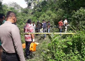 Petugas dari Polsek Lubuak Kilangan dan Polresta Padang melakukan evakuasi temuan mayat di kawasan Ladang Padi, Sitinjau Lauik, Padang pada Jumat pagi.