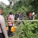 Petugas dari Polsek Lubuak Kilangan dan Polresta Padang melakukan evakuasi temuan mayat di kawasan Ladang Padi, Sitinjau Lauik, Padang pada Jumat pagi.