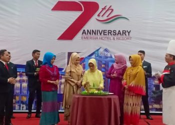 Pemotongan tumpeng pada 7 Tahun Anniversary Emersia Hotel Grup di Batusangkar.