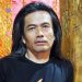 Sutradara Indonesia Jay Subyakto dengan latar ornamen rumah gadang di daerah Seribu Rumah Gadang, Rabu kemarin (11/10)