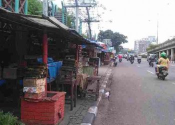 Jalan Kramat Jaya, Jakarta yang dipenuhi oleh pedagang makanan khas Minang.
