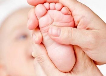 Dengan menekan bagian tengah telapak kaki bayi, Anda dapat membantu bayi mengatasi masalah sakit perut
