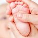 Dengan menekan bagian tengah telapak kaki bayi, Anda dapat membantu bayi mengatasi masalah sakit perut