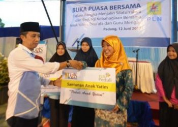 General Manager PLN Wilayah Sumbar, Bambang Yusuf,menyerahkan santunan pada anak yatim, saat buka puasa bersama yang diadakan Senin (12/6)