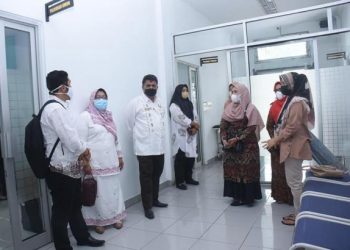 Kadis Dinas Sosial, Pengendalian Penduduk, Keluarga Berencana, Pemberdayaan Perempuan (DSPPKBPPPA), Drs. Osman Bin Nur, M.Si saat meninjau Layanan KB Gratis