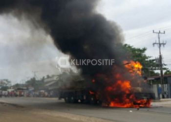 Truk dan mobil carry yang terbakar di by pass KM 10.