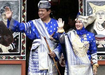 Mantan Presiden Susilo Bambang Yudhoyono dan istri usai menerima gelar adat Sangsako Minangkabau di Istano Pagaruyung pada tahun 2006 lalu