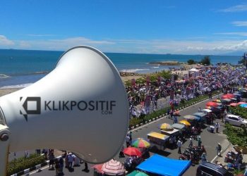 Pengeras suara di Pantai Padang yang digunakan Bawaslu untuk peringatan kepada peserta untuk tidak melibatkan anak-anak dalam kampanye akbar Prabowo