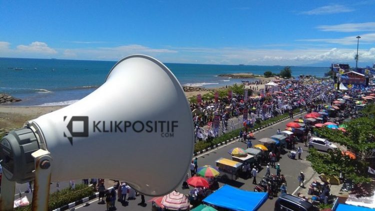 Pengeras suara di Pantai Padang yang digunakan Bawaslu untuk peringatan kepada peserta untuk tidak melibatkan anak-anak dalam kampanye akbar Prabowo