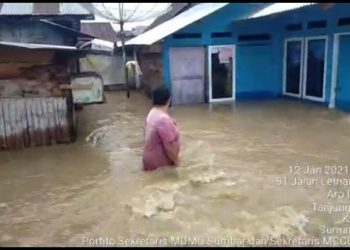 Kondisi banjir yang merendam rumah warga di kelurahan Aro IV Korong