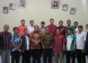 Foto bersama Leonardy Harmainy usai menggelar dialog dengan masyarakat Padang Pariaman