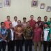 Foto bersama Leonardy Harmainy usai menggelar dialog dengan masyarakat Padang Pariaman