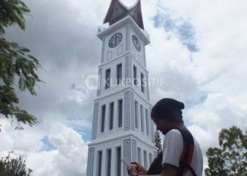 Salah seorang wartawan mencoba akses internet menggunakan wifi gratis di kawasan Jam Gadang