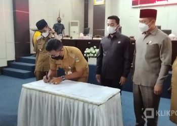 Bupati Solok Selatan Khairunas Menandatangani Nota Kesepakatan APBD 2022