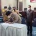 Wakil Ketua DPRD Solok Selatan Armen Syahjohan menandatangani Nota Kesepakatan APBD Tahun 2022