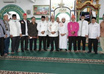 Bupati Agam AWR kunjungi masjid bersejarah di Palembang