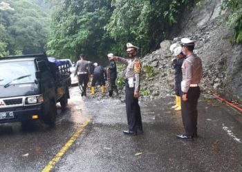 Satlantas Polres Padang Panjang Tengah Mengatur Lalin