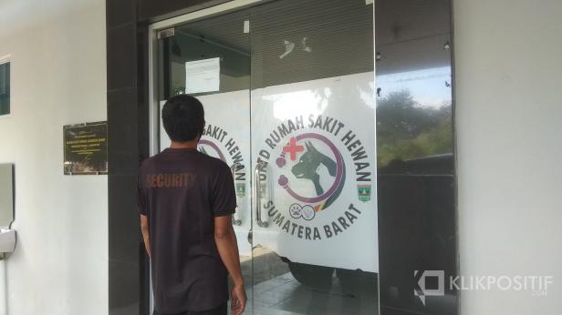 Salah Seorang Sekuriti UPTD Rumah Sakit Hewan Sumatera Barat