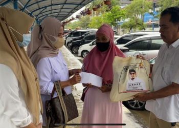 Pengurus Gerindra Sumbar menyerahkan bantuan kepada keluarga M Anif Zulfa yang menderita hidrosefalus di RSUP M Djamil Padang.