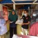 Pengurus DPD Gerindra Sumbar menyerahkan bantuan sembako dan uang tunai dari Andre Rosiade kepada Etmalia yang terkena kanker payudara