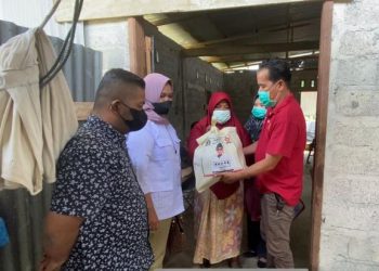 Pengurus DPD Partai Gerindra Sumbar menyerahkan bantuan modal dan sembako kepada penjual jagung rebus dan kacang ramang keliling.