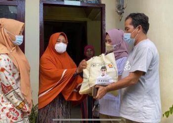 Pengurus DPD Gerindra Sumbar memberikan bantuan dari Andre Rosiade kepada Yuniar, seorang pedagang sambal di Ampang, Kuranji.