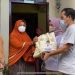 Pengurus DPD Gerindra Sumbar memberikan bantuan dari Andre Rosiade kepada Yuniar, seorang pedagang sambal di Ampang, Kuranji.