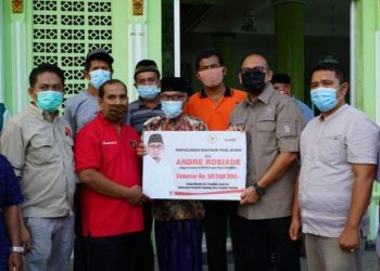 Anggota DPR RI Andre Rosiade menyerahkan bantuan untuk pembangunan Masjid Ash ShalihinAnak Air, Kelurahan Batipuh Panjang, Kecamatan Kototangah, Padang beberapa waktu lalu.