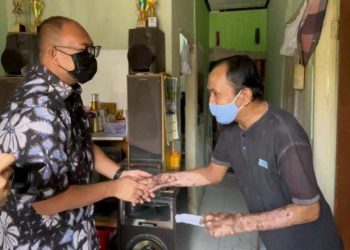 Faisal (46), menerima bantuan modal usaha dari anggota DPR RI Andre Rosiade di Cikarang, Bekasi, Jawa Barat.