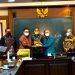 Menteri Koperasi dan Usaha Mikro Kecil dan Menengah (UMKM) Teten Masduki menerima cinderamata dari perwakilan kepala daerah di Sumbar.