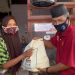 Wakil Sekretaris DPD Gerindra Sumbar menyerahkan sembako dari Andre Rosiade untuk warga Lolong Belanti, Padang Utara.