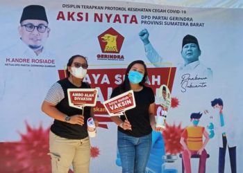 Para peserta berfoto di depan spot foto usai mendapatkan vaksinasi Covid-19 pada pelaksanaan pertama 1-8 September lalu di DPD Gerindra Sumbar.