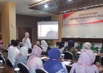 Anggota DPR RI Andre Rosiade saat menjadi keynote speaker dalam kegiatan diskusi terkait dengan "Peran BUMN untuk Pemberdayaan Umat" di Hotel Whiz Prime, Padang, Kamis (16/12).