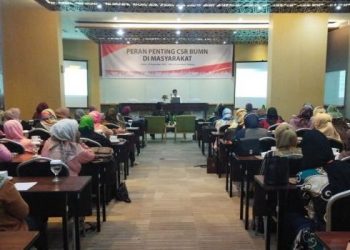 Anggota Komisi VI DPR RI Andre Rosiade saat menjasi pembicara secara virtual dalam seminar Peran Penting CSR BUMN di Whiz Prime Hotel, Padang, Sabtu (18/12/2021).