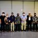 Para santri yang akan dikirim ke Timur Tengah berfoto bersama Ustaz Jel Fathullah dan staf Andre Rosiade usai penyerahan bantuan akomodasi ke Timur Tengah.